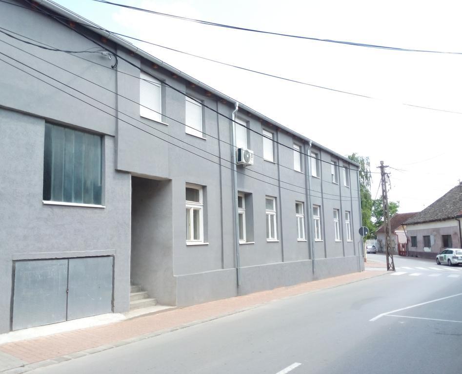 Apartmani Zrenjanin Exteriör bild